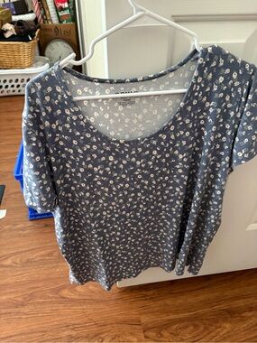 Orvis Blue Floral Scoop Neck Short Sleeve Top